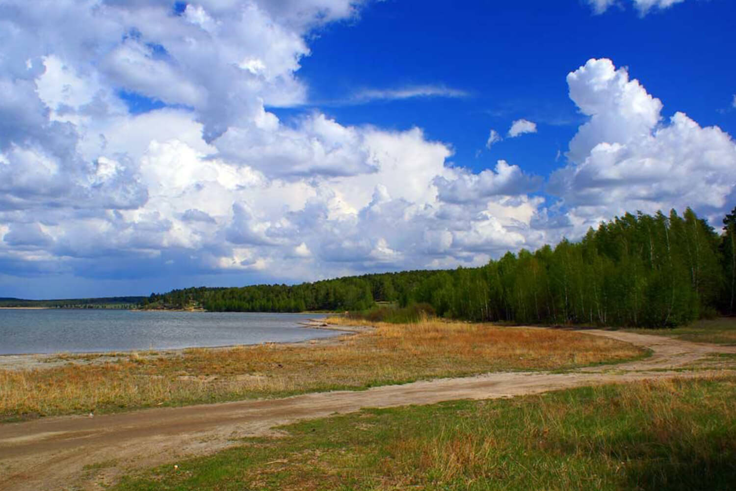 Дорога вдоль озера Катарколь